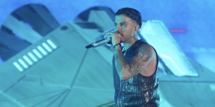Rauw Alejandro ante más de 20 mil personas en Estadio Quisqueya