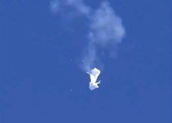 China protesta y advierte de respuesta por derribo de globo por EEUU