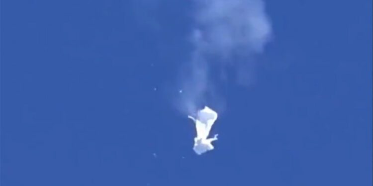 China protesta y advierte de respuesta por derribo de globo por EEUU