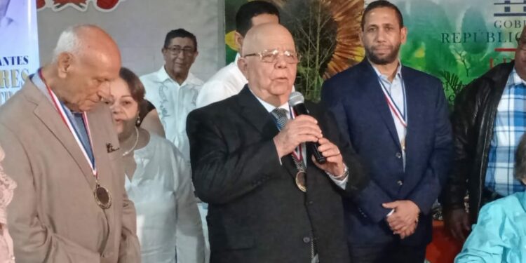 Reconocen familias meritorias de Moca; empresario Pedro Comprés agradece distinción