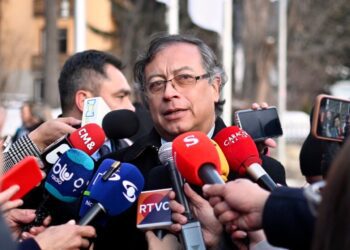 Petro encara complicadas negociaciones con grupos guerrilleros colombianos