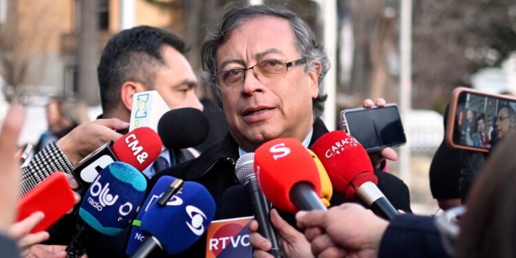 Petro encara complicadas negociaciones con grupos guerrilleros colombianos