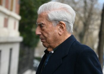 Vargas Llosa ingresa en la Academia Francesa como 'inmortal'