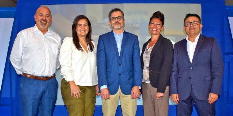 Farmaconal presenta sistema de reemplazo articular reverso de hombro