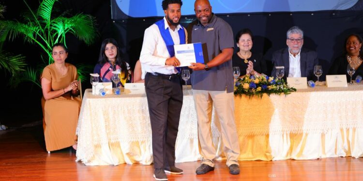 Gradúan como bachilleres a 109 aspirante a la MLB