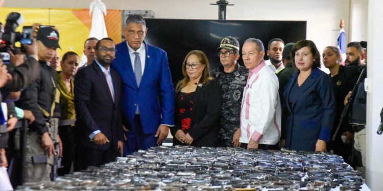 Fiscalía de Santiago entrega más de 500 armas de fuego a Interior y Policía