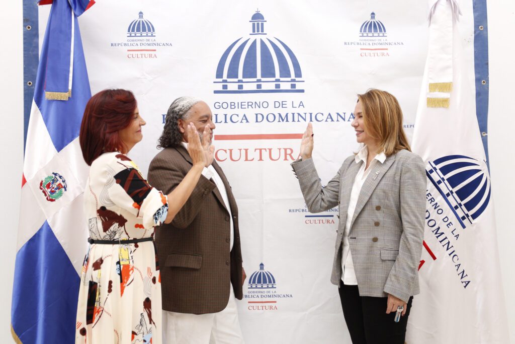 Milagros Germán toma el juramento.