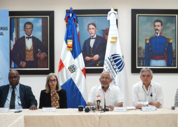 Minerd anuncia que elaborará libros para escuelas públicas