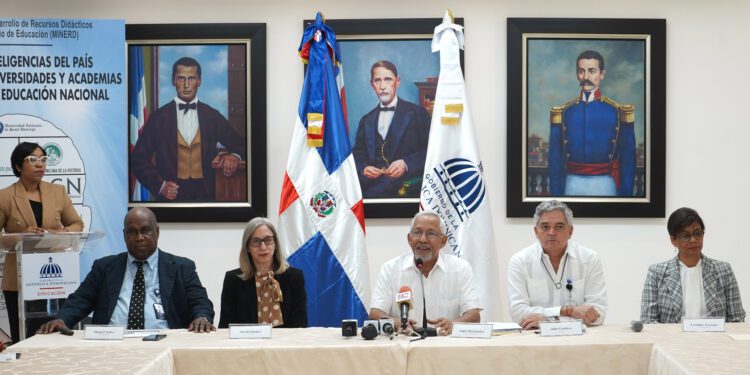 Minerd anuncia que elaborará libros para escuelas públicas