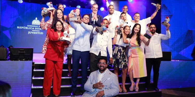 Gobierno reconoce el talento de 15 jóvenes dominicanos