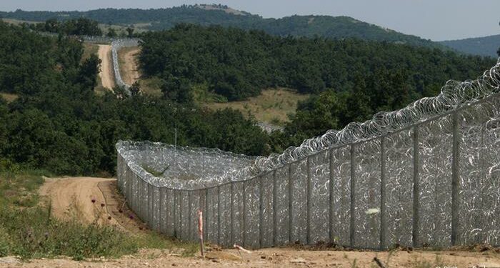 Finlandia construye muro en frontera con Rusia