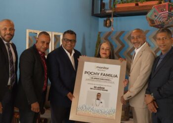 Pochy Familia recibe reconocimiento por el éxito del merengue “35 años con coco”