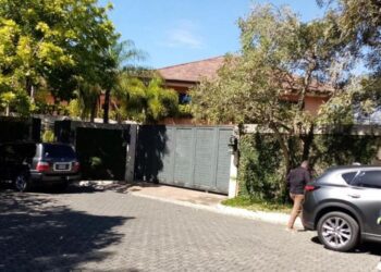 Embargan residencia de empresario acusado por delitos financieros y lavado de activos