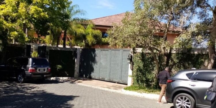 Embargan residencia de empresario acusado por delitos financieros y lavado de activos