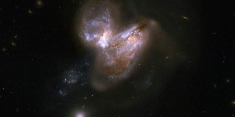 Descubren un agujero negro supermasivo extremo en el borde del universo