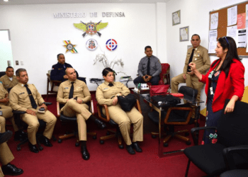 Oficiales militares estudian comunicación estratégica y gestión de crisis informativa