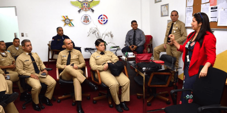 Oficiales militares estudian comunicación estratégica y gestión de crisis informativa