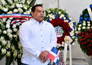 La ONDA deposita ofrenda floral en Altar de la Patria