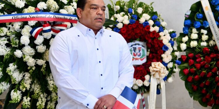 La ONDA deposita ofrenda floral en Altar de la Patria
