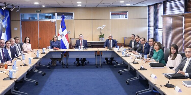 Gobernador del BCRD destaca resiliencia del sector externo