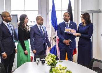 Banreservas dona exposición fotográfica a embajada dominicana en Alemania