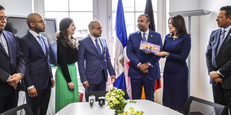 Banreservas dona exposición fotográfica a embajada dominicana en Alemania