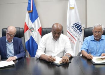 Ministerios acuerdan instalar paneles solares en 314 escuelas en 19 provincias