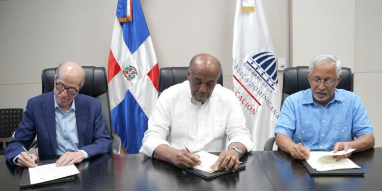 Ministerios acuerdan instalar paneles solares en 314 escuelas en 19 provincias