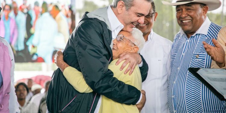 Abinader entregó 1,183 títulos de propiedad a habitantes fe Montecristi