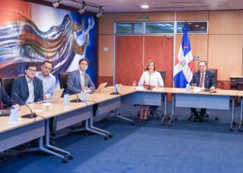 Valdez Albizu y ejecutivos del Bank of America analizan economía de RD