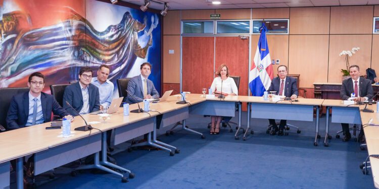 Valdez Albizu y ejecutivos del Bank of America analizan economía de RD