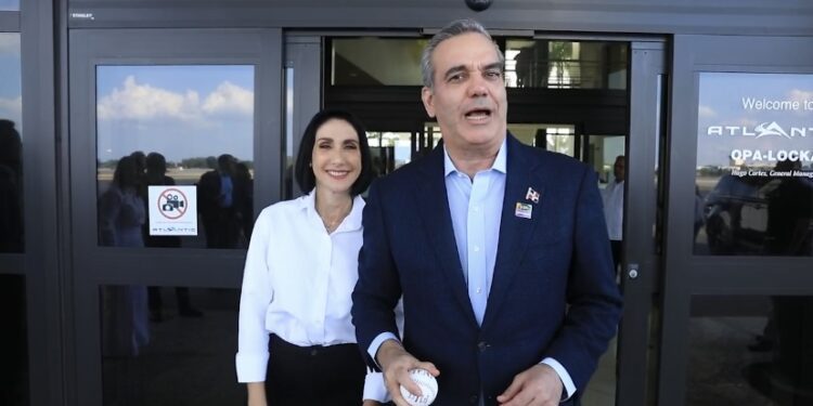 Abinader llega a Miami junto a Raquel Arbaje y Pedro Martinez