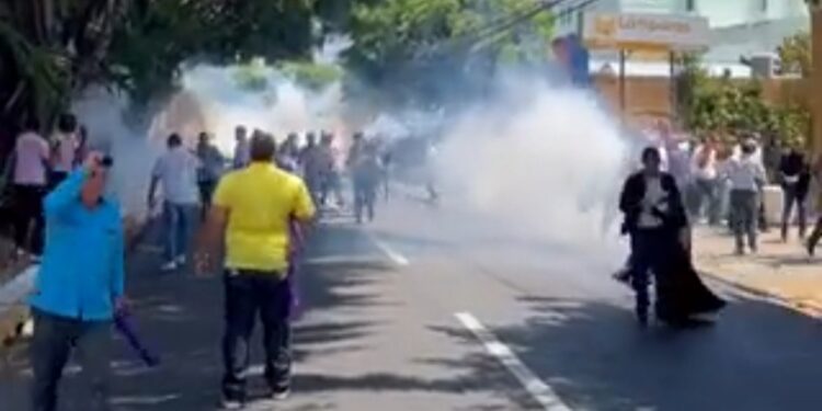 Policía niega lanzara bombas lacrimógenas a casa nacional del PLD