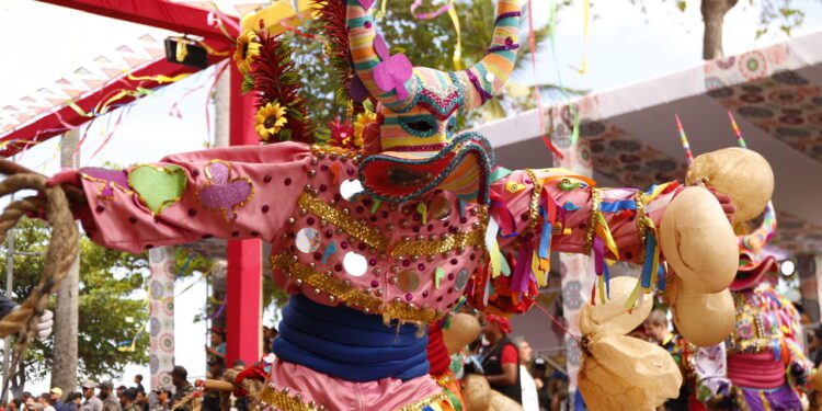 Miles abarrotaron el malecón para disfrutar desfile del carnaval 2023