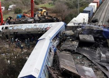 Pasajeros envueltos en temperaturas de hasta 1.500 grados tras choques de trenes en Grecia