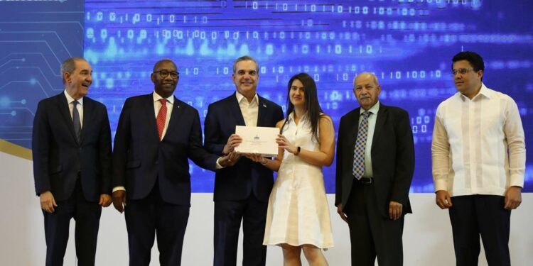 Estudiantes de la UASD reconocen al presidente Abinader