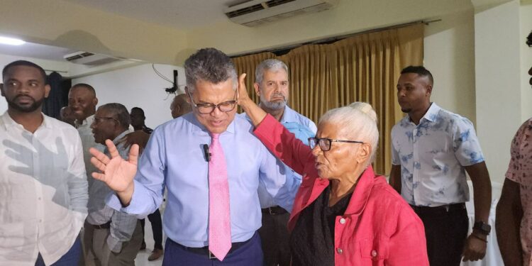 Carlos Peña promete en Elías Piña pensiones a personas de 60 años en adelante