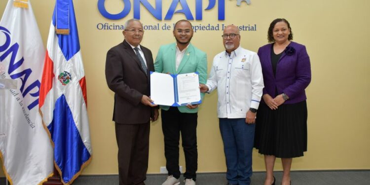 Onapi entrega Patente de Utilidad al Instituto Politécnico Loyola.
