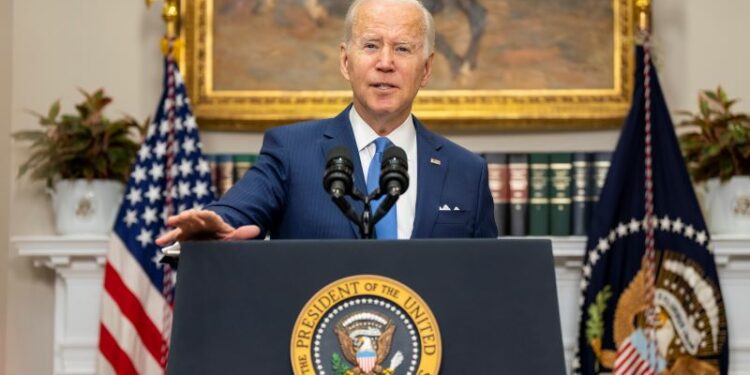 Biden defiende solidez del sistema bancario de EE.UU.; despedirán directivos