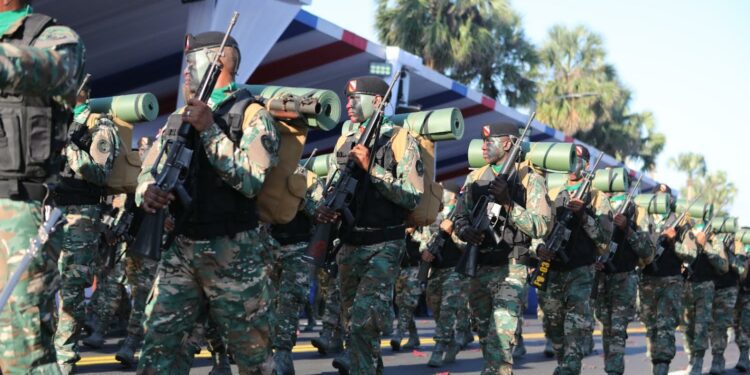 Presidente Abinader aumenta los salarios militares en hasta un 44%