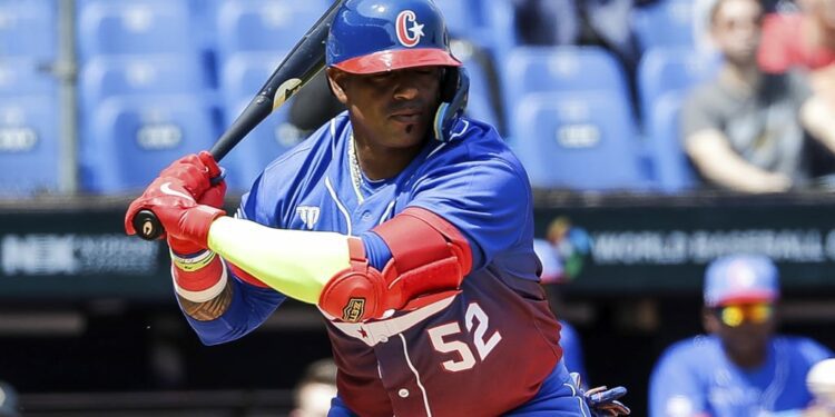 Yoenis Cespedes abandonó el equipo de Cuba en el Clásico Mundial