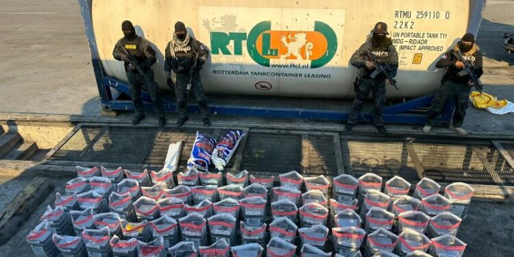 Incautan 436 paquetes de presunta cocaína escondido en Isotanque en Caucedo