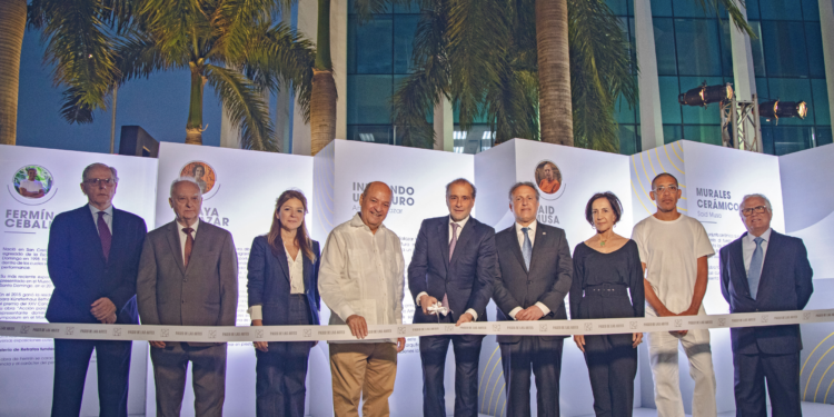 Ejecutivos de la APAP encabezaron el acto inaugural del espacio de arte.