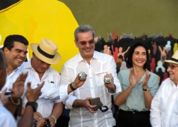 Abinader devela mural con histórico jugadores de las Águilas Cibaeñas. 