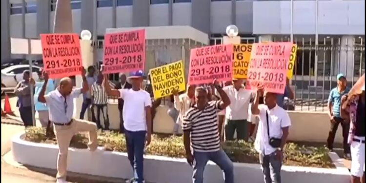 Portuarios protestan frente al Ministerio de Hacienda por Bono Navideño