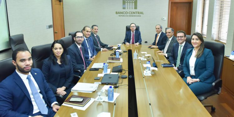 Ejecutivos BCRD y CitiBank discuten sobre situación economía local y global