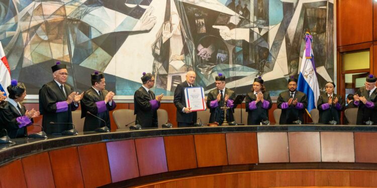 Unos 3,474 nuevos abogados se suman a un mercado cargado de profesionales del derecho