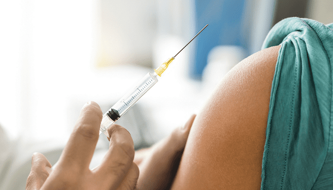 Vacunando a tus hijas puedes protegerlas del cáncer de cuello uterino