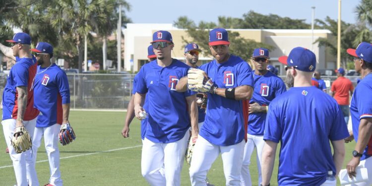 Alegría y optimismo en el primer dia de práctica del equipo diminicano al Clásico Mundial