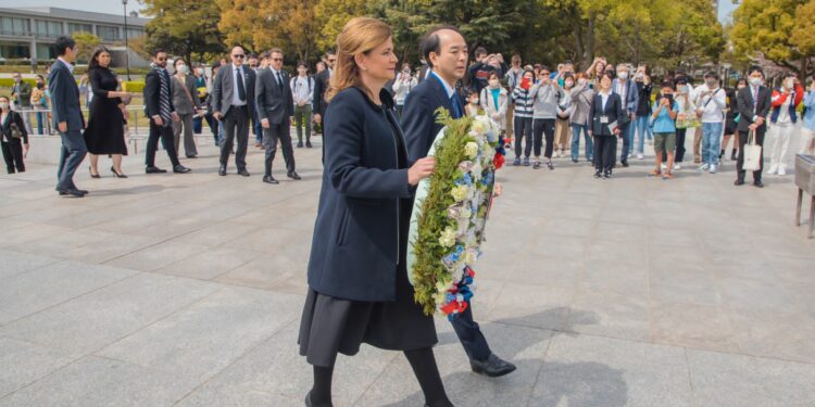 Vice Raquel Peña rinde homenaje a víctimas de bomba atómica en Hiroshima